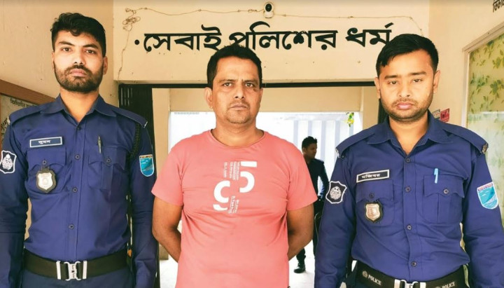  রাজবাড়ীতে অস্ত্র মামলায় কৃষক লীগ নেতা হেনা মুন্সী গ্রেপ্তার