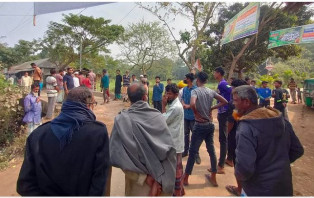 নারীর সাথে আপত্তিকর অবস্থায় ধরা প্রধান শিক্ষক, অতঃপর...