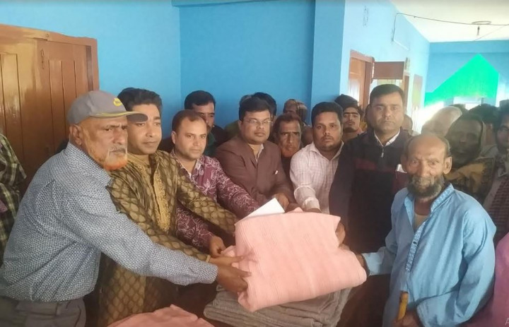 পাংশার বাহাদুরপুরে শীতার্তদের মধ্যে কম্বল বিতরণ এমপি জিল্লুল হাকিমের