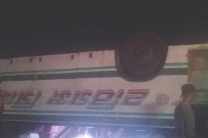 যাত্রীবাহী বাস উল্টে চারজন নিহত, আহত ২০ 