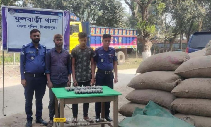 ফুলবাড়ীতে আলু ভর্তি ট্রাক তল্লাশি করে মিলল ফেন্সিডিল, গ্রেপ্তার ২