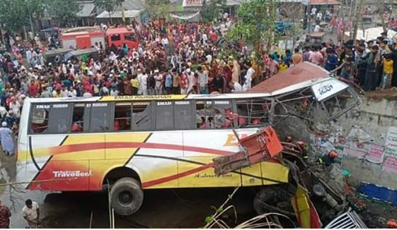 বাসের সামনের সারির বেশির ভাগ যাত্রী মারা গেছেন: ফায়ার সার্ভিস