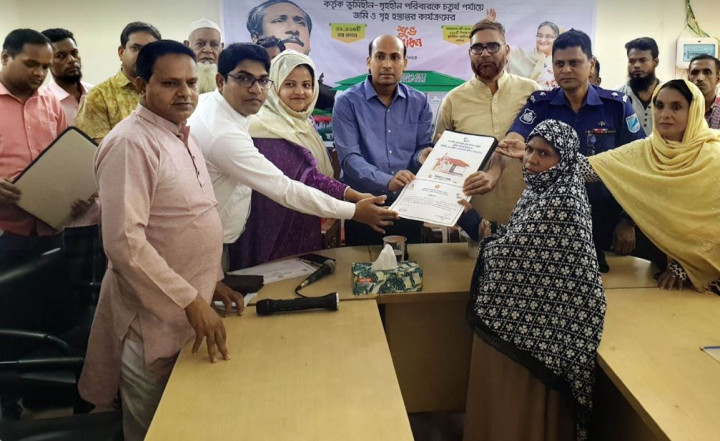 চরভদ্রাসনে জমিসহ ঘর পেয়ে খুশি ১০০ পরিবার