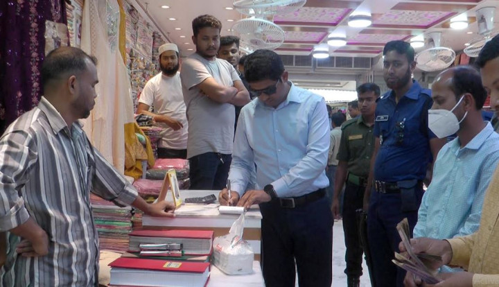 সদরপুরে ভ্রাম্যমাণ অভিযানে ১৪ প্রতিষ্ঠানকে জরিমানা