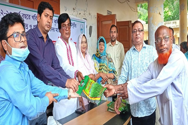 সদরপুরে ২৫ শত কৃষকের মাঝে সার ও বীজ বিতরণ