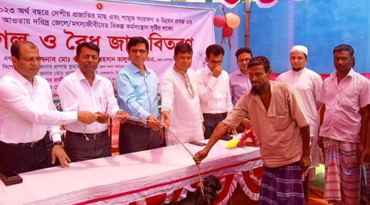 সালথায় দরিদ্র জেলেদের মাঝে ছাগল ও বৈধ জাল বিতরণ 