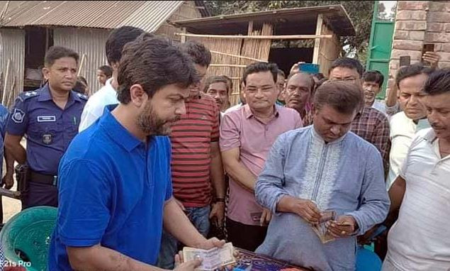 সদরপুরে অগ্নিকান্ডে ক্ষতিগ্রস্থদের মাঝে এমপি নিক্সনের অনুদান প্রদান