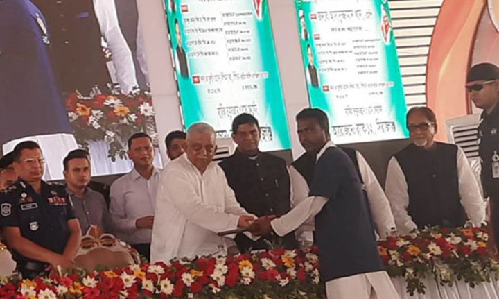 অস্ত্রসহ ৩ শতাধিক চরমপন্থীর আত্মসমর্পণ