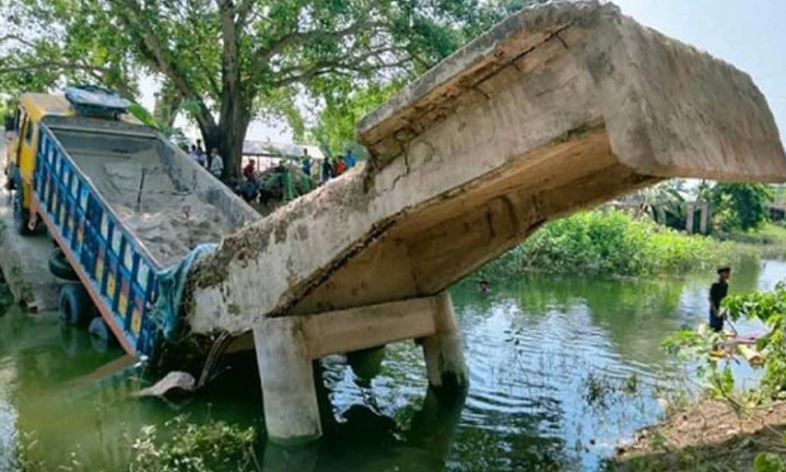 ব্রিজ ভেঙে বালুর ট্রাক খালে, ২৫ গ্রামের মানুষের ভোগান্তি