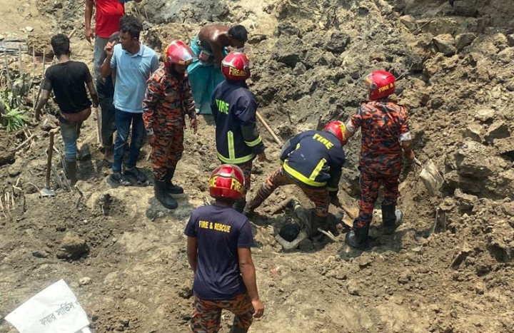 সদরপুরে সেতু নির্মাণ কাজের মাটি ধ্বসে ৩ নির্মাণ শ্রমিক নিহত 