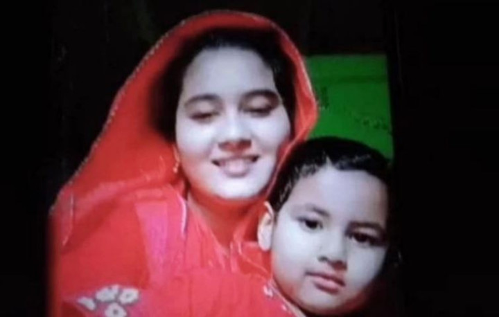 বিছানায় মেয়ের লাশ, পাশেই ঝুলছিল মায়ের দেহ
