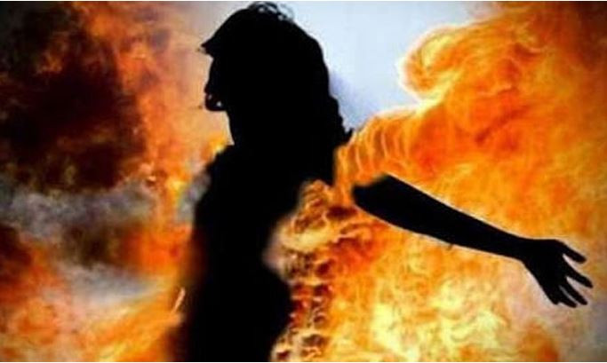 হাত-পা বেঁধে কেরোসিন ঢেলে আগুন দেওয়া সেই গৃহবধূর মৃত্যু