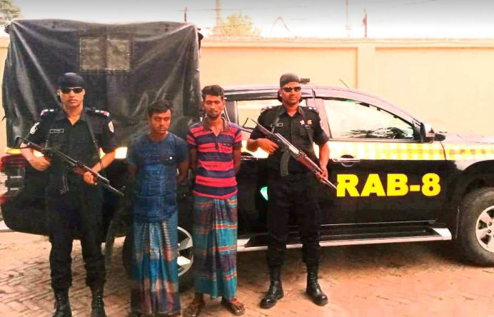 খড়ের মধ্যে লুকানো ছিল ১৮ কেজি গাঁজা 