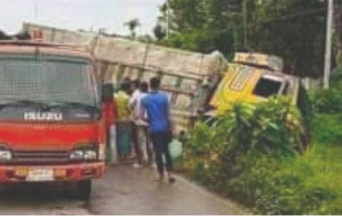 ঢাকা-সিলেট মহাসড়কে দুই ট্রাকের সংঘর্ষ, নিহত ৩
