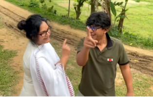 হাশিম মাহমুদের গানে মেতেছেন চঞ্চল-খুশি