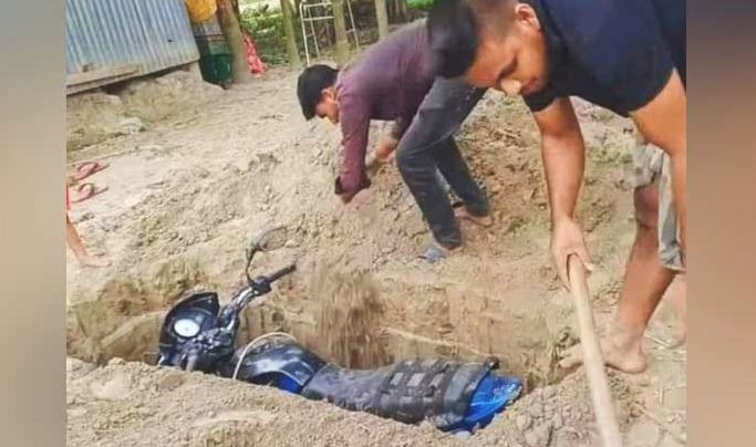 ভাইরাল হতে 'মোটরসাইকেল কবর' দুই যুবকের কাণ্ড