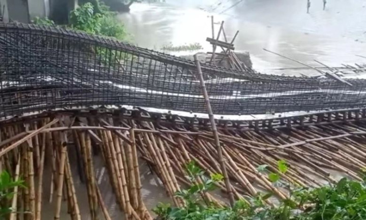 ভাঙ্গায় নির্মীয়মাণ সেতু স্ট্রাকচার সে পড়ল খালে