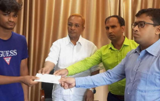 ভাঙ্গায় দুর্ঘটনায় নিহত পরিবারের মাঝে জেলা প্রশাসকের চেক বিতরণ