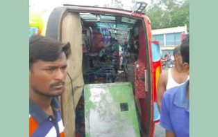 বগুড়ায় যাত্রীবাহী বাস উল্টে দুইজনের মৃত্যু