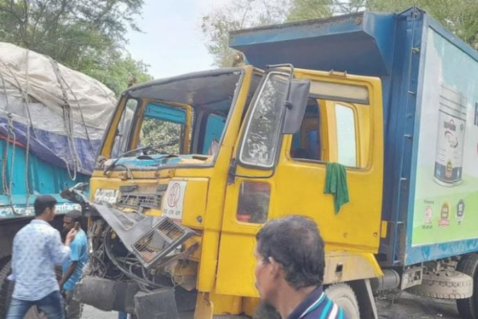 মাদারীপুরে ত্রিমুখী সংঘর্ষ, যান চলাচল বন্ধ