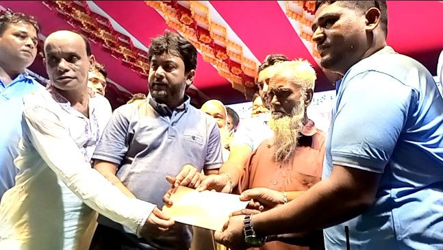 সদরপুরে অসহায় দরিদ্রদের মাঝে নগদ অর্থ, ঢেউটিন ও খাদ্য সামগ্রী বিতরণ