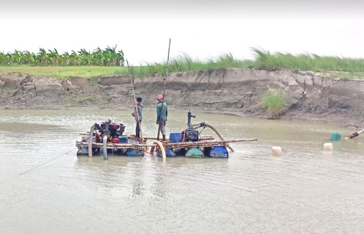 সদরপুরে থামছে না অবৈধ ড্রেজার দিয়ে বালু উত্তোলন