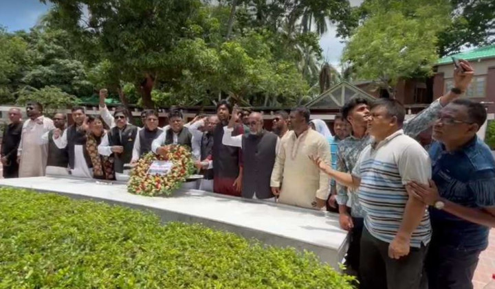 জাতির পিতার সমাধিতে ফরিদপুর জেলা মটর শ্রমিক লীগের শ্রদ্ধা