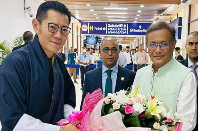 ভুটানের রাজাকে বিমানবন্দরে তথ্যমন্ত্রীর অভ্যর্থনা
