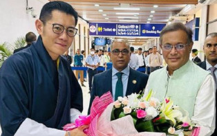 ভুটানের রাজাকে বিমানবন্দরে তথ্যমন্ত্রীর অভ্যর্থনা