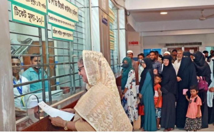 ১০ টাকার টিকেট কেটে চোখ পরীক্ষা করিয়েছেন প্রধানমন্ত্রী