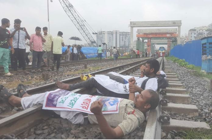 রাজধানীতে রেললাইন অবরোধ, ট্রেন চলাচল বন্ধ