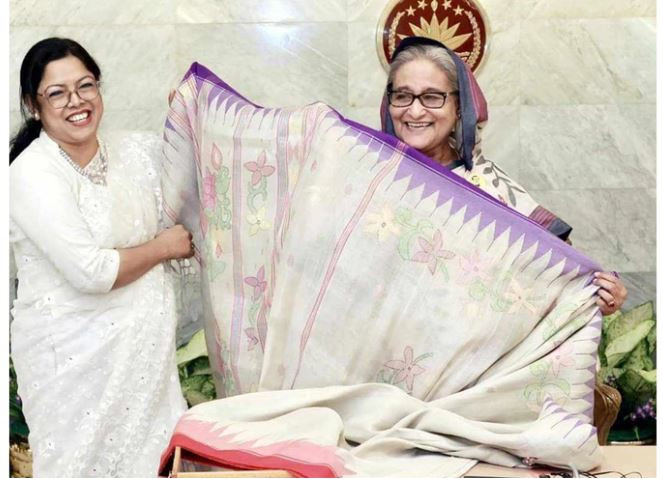 কলা গাছের তন্তু থেকে তৈরি শাড়ি গ্রহণ করলেন প্রধানমন্ত্রী