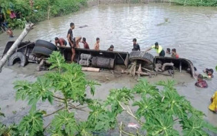 ঝালকাঠিতে নিয়ন্ত্রণ হারিয়ে বাস পুকুরে, নিহত বেড়ে ১৭