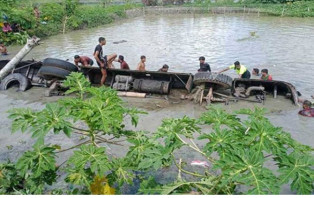 ঝালকাঠিতে নিয়ন্ত্রণ হারিয়ে যাত্রীবাহী বাস পুকুরে, নিহত ১৭