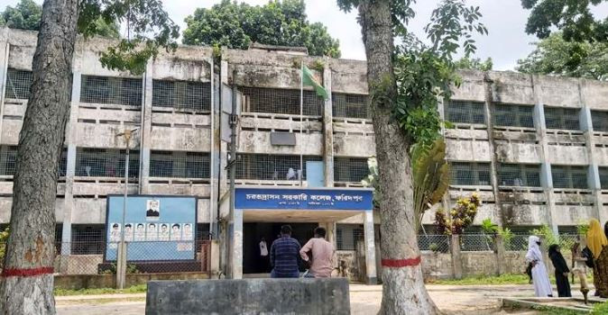 চরভদ্রাসন সরকারি কলেজে ঝুঁকিপূর্ণ ভবনে পাঠদান, আতঙ্কে থাকেন শিক্ষার্থীরা 
