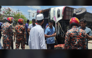 ভাঙ্গায় বাসের চাপায় বাস উল্টো গিয়ে সুপার ভাইজার নিহত