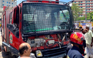 আগুন নেভাতে যাওয়ার পথে ফায়ার সার্ভিসের কর্মীসহ নিহত ২