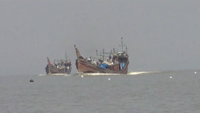 বঙ্গোপসাগরে ১০ ট্রলারডুবি, নিখোঁজ ৩০ জেলে 