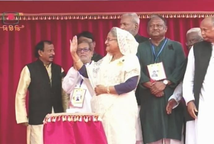 মহাসমাবেশের মঞ্চে প্রধানমন্ত্রী, উদ্বোধন করলেন ২৭ উন্নয়ন প্রকল্প