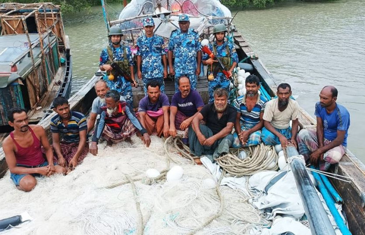 বঙ্গোপসাগরে ৩ দিন ভেসে থাকা ১১ জেলে উদ্ধার