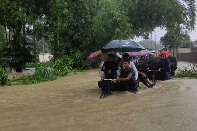কক্সবাজারে পানিবন্দি দুর্গত মানুষদের সরিয়ে নিচ্ছে নৌবাহিনী