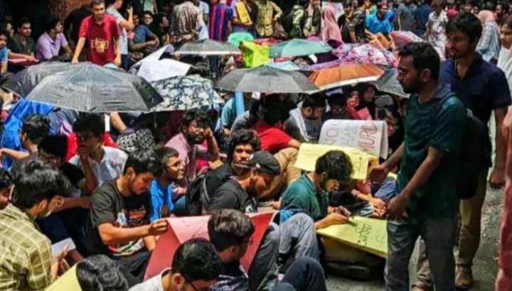 আবরার হত্যা : বহিষ্কৃত বিটু ক্লাসে ফেরায় বুয়েট শিক্ষার্থীদের বিক্ষোভ