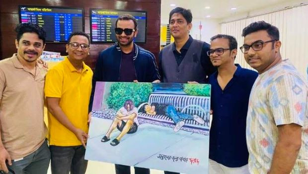 দেশে ফিরলেন শাকিব খান