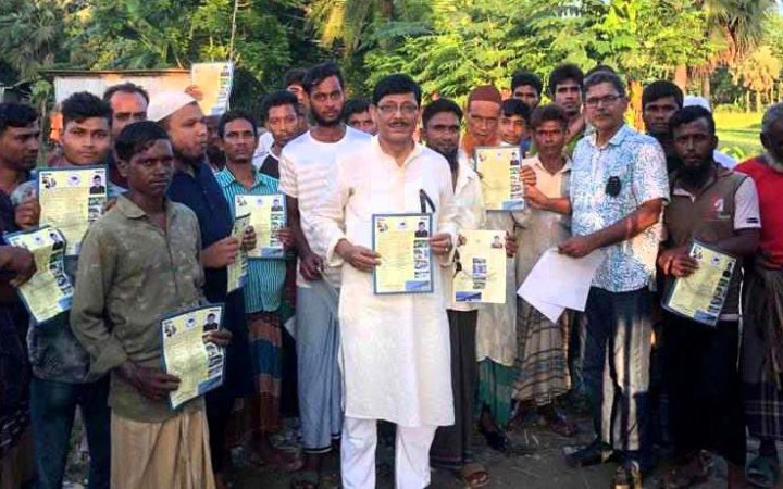 নৌকার পক্ষে ভোট চেয়ে লিফলেট বিতরণ করেছেন সাবেক এমপি জুয়েল চৌধুরী