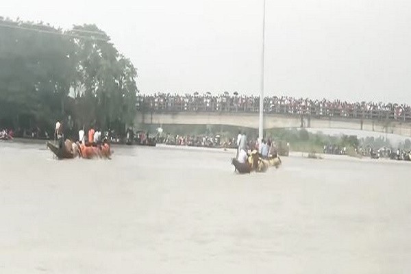 সদরপুরে ঐতিহ্যবাহী খেজুরতলা নৌকা বাইচ অনুষ্ঠিত 