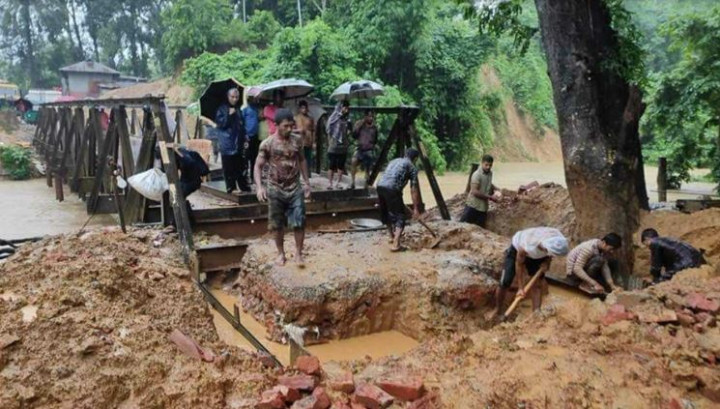 পাহাড় ধসে সাজেকের সাথে যোগাযোগ বিচ্ছিন্ন