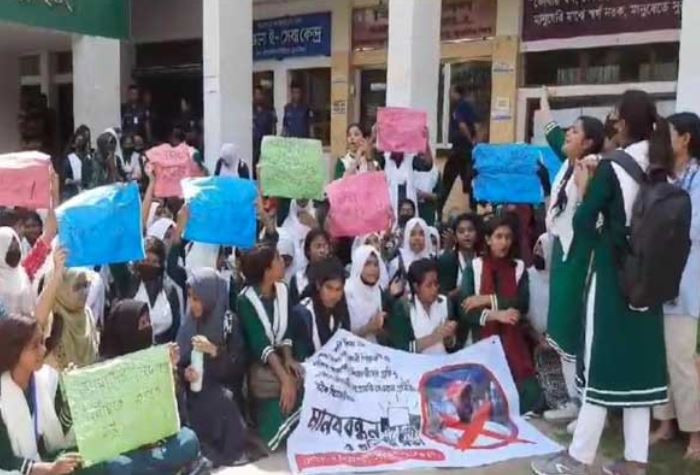 ছাত্রীকে যৌন নিপীড়নের অভিযোগে বিক্ষোভ, শিক্ষক গ্রেপ্তার