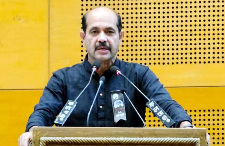 জন্ম নিবন্ধনে ভোগান্তি, গালি খেতে হয় আমাদের : মেয়র আতিক