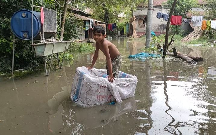সদরপুরে ভারী বর্ষণে জেলেপল্লী পানির নীচে ২ শতাধিক পরিবার 