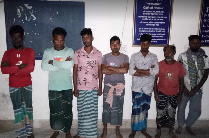 সদরপুরে নিষেধাজ্ঞা অমান্য করে মা ইলিশ ধরার অপরাধে ৭ জেলেকে জরিমানা